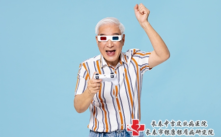 摄图网_501732536_带着3D眼镜玩游戏的老爷爷（企业商用）