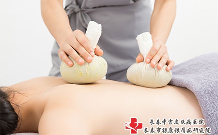 摄图网_501763551_按摩师给顾客做泰式spa艾草理疗（企业商用）