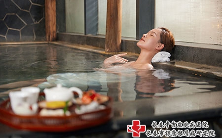 摄图网_501702908_年轻美女泡汤温泉池（企业商用）