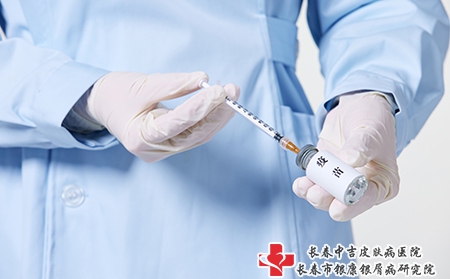 摄图网_501716692_护士打疫苗准备特写（企业商用）
