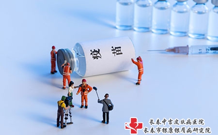 摄图网_501722104_创意微距小人和医疗器材（企业商用）
