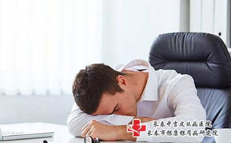 什么原因导致肌肤长痘？预防肌肤长痘痘的方法