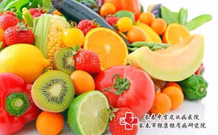 日光性皮炎的发病因素是什么？有什么症状特点？