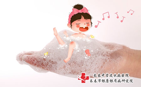 摄图网_400303956_洗澡女孩（企业商用）