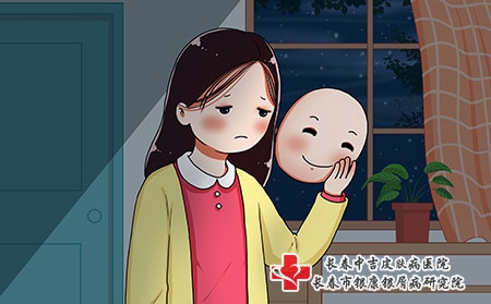 引起雀斑症状特点的原因是什么？