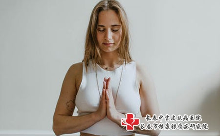 乳房湿疹应该怎么治？