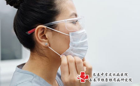 面部雀斑的原因是什么？