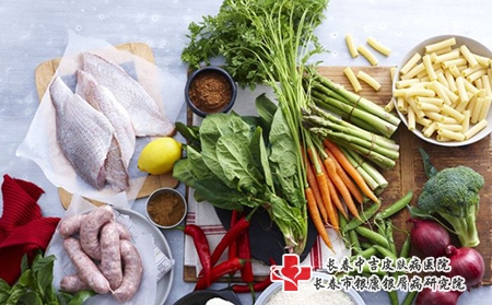 头皮上发现有很多白色鳞屑怎么回事?