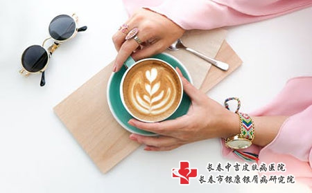 患上荨麻疹后该如何进行治疗 患上荨麻疹后该如何进行治疗