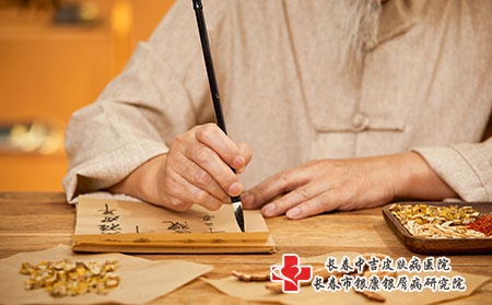夏天到了，长痤疮有什么危害呢