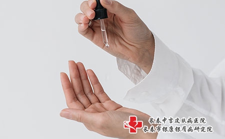 夏季痤疮高发，痤疮是怎么回事
