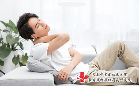 摄图网_501320540_居家男性颈椎痛(企业商用) 摄图网_501320540_居家男性颈椎痛(企业商用)
