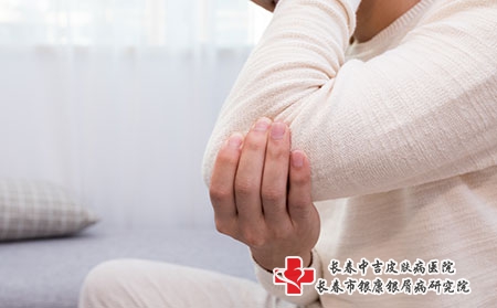 摄图网_500708291_生病的年轻人胳膊疼（企业商用）