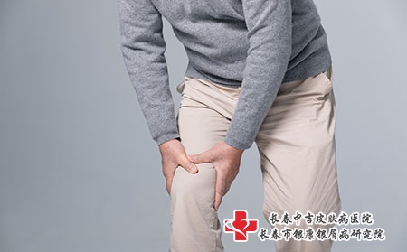 摄图网_501703651_受伤的老年人膝盖疼痛（企业商用）关节