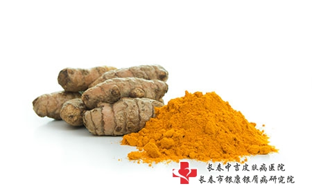 摄图网_503641087_一堆姜黄粉与新鲜姜黄根（企业商用）