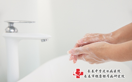 摄图网_501697376_女性卫生间洗手特写(企业商用) 摄图网_501697376_女性卫生间洗手特写(企业商用)