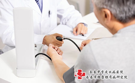 摄图网_501359711_医生给病人看病（企业商用）