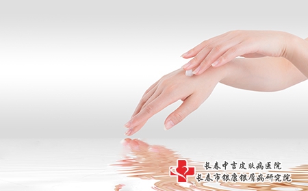 摄图网_500745592_女性手上的润肤霜（企业商用）