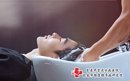 摄图网_501431691_理发师给顾客洗头（企业商用）