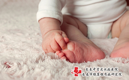 摄图网_303330865_手脚紧贴着一个新生的婴儿（企业商用）遗传