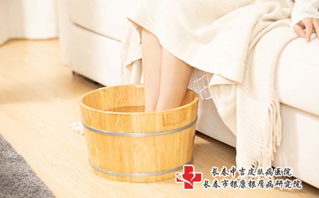 摄图网_501538885_冬季居家女性养生泡脚(企业商用)泡浴 摄图网_501538885_冬季居家女性养生泡脚(企业商用)泡浴