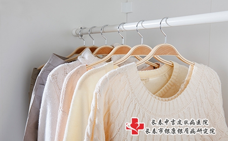 摄图网_500764248_挂在衣柜里的一排衣服（企业商用）