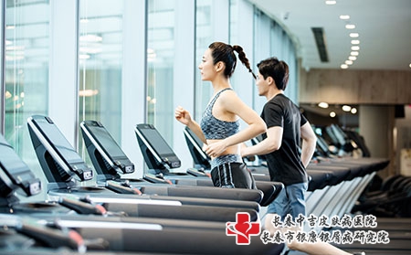 摄图网_501311358_跑步机运动健身（企业商用）