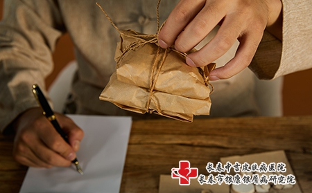 摄图网_501674736_中医医师调配中药(企业商用) 摄图网_501674736_中医医师调配中药(企业商用)
