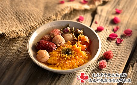喝花茶可以降火，有利于痤疮。饮食也要规律