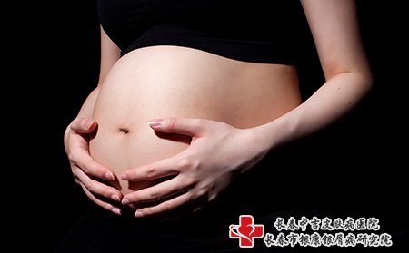 怀孕皮肤瘙痒一定要注意到医院检查，为了胎儿健康，不要随便用药