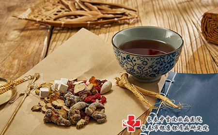 带状疱疹建议中医，中药治疗副作用小，比较安全