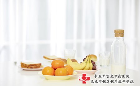 雀斑去除后为了防止复发，要注意饮食，多吃些维生素的食物