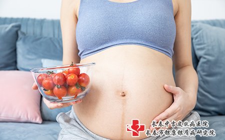 孕妇长雀斑不能随便用药，要注意饮食，多吃一些维生素的