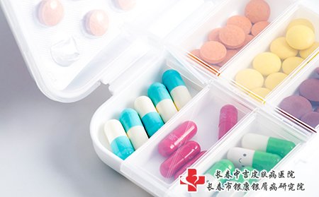 扁平疣患者不要胡乱用药，要在医生指导下用药
