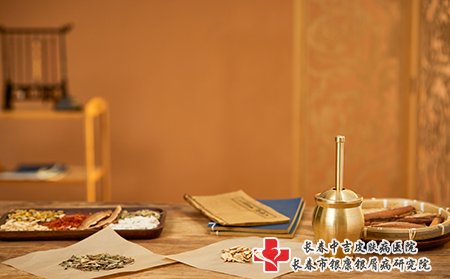 建议中西结合治疗扁平疣