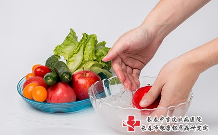 吹空调要多喝水，吃水果