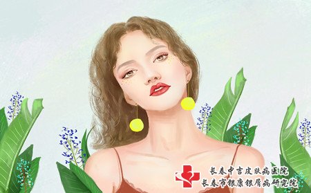 雀斑是遗传性的,属于显性遗传病,但并不是每个孩子都是遗传性的,雀斑在女性中更常见。如果父母中的一方有雀斑,孩子有50%的几率会遗传雀斑。 雀斑的形式有显性雀斑和隐性雀斑。显性雀斑通常在3-5岁时开始出现皮损,随着年龄的增长,皮损的数量逐渐增加,在青春期达到高峰。雀斑又称杂面星,是皮肤科非常常见的色素性疾病,是一种遗传性疾病,是常染色体显性遗传病。 遗传性雀斑会不会隔代传 据我们所知,很多从家族继承下来的人除了姓氏和财产外,还会患上各种遗传病。这些遗传病有的是隐性的,遗传后不会很快发生;有的是显性的,一旦遗传,就会患上该病。 雀斑是常染色体显性显性色素斑点,存在于雀斑家族每个人的基因中。如果父母一方有雀斑,孩子长雀斑的几率约为二分之一。 雀斑会隔代遗传给孩子 有时,雀斑出现在上下一代之间的同一个地方。雀斑也是代代相传的。虽然父母都没有雀斑,但他们中的一人或双方都可以把雀斑遗传给他们的孩子。 雀斑有非常明显的遗传性,雀斑可以连续出现在一个家庭的同一个地方好几代人。显性遗传性雀斑从6~12岁开始形成,18岁左右达到高峰,为隐性雀斑。 妈妈脸上有雀斑会不会遗传给宝宝 他们大多在怀孕后出现在脸上,临床数据显示女孩明显多于男孩,遗传率更高。因此,雀斑家庭中的准妈妈更容易生下女孩。 长春中吉皮肤病医院表示,女孩的美丽并不取决于雀斑。如果有遗传性雀斑,女生要注意做好防晒霜,以免加深斑点颜色。 有没有雀斑没遗传的 此外,要保证生活规律正常,压力、偏食、睡眠不足等不良习惯也会增加黑色素。最后,妥善做好护肤工作,根据自己的皮肤质量选择合适的产品,尽量减少化妆次数,让皮肤毛孔畅通,淡化雀斑。